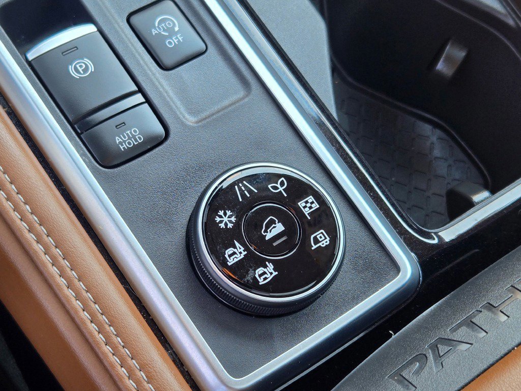 Used 2024 Nissan Pathfinder Platinum image 31