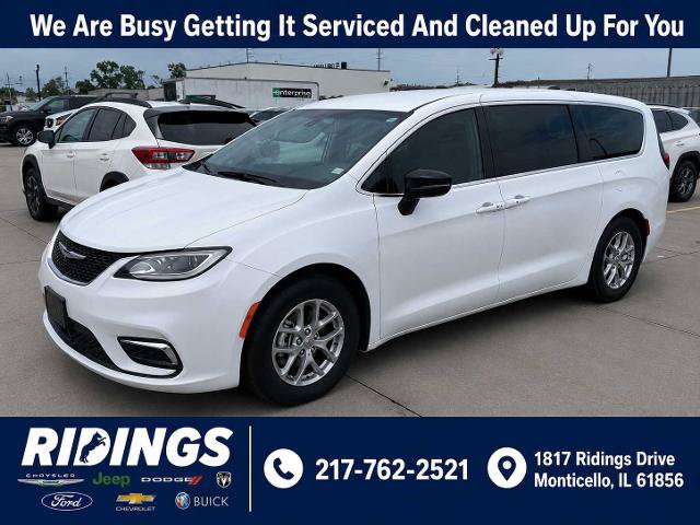 Used 2026 Chrysler Pacifica Limited FWD image 1