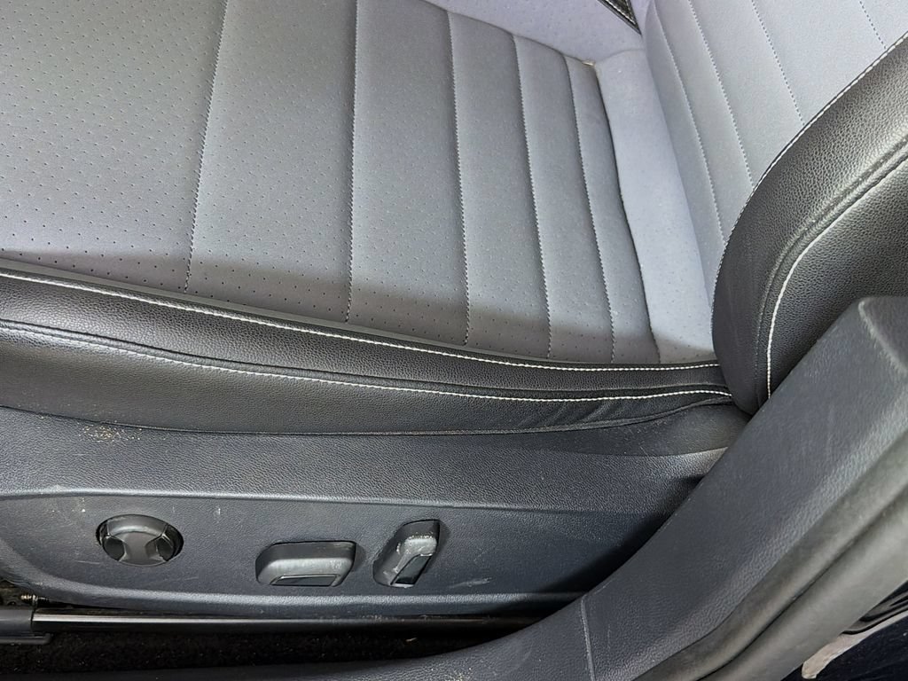Used 2025 Volkswagen Jetta SE FWD image 21
