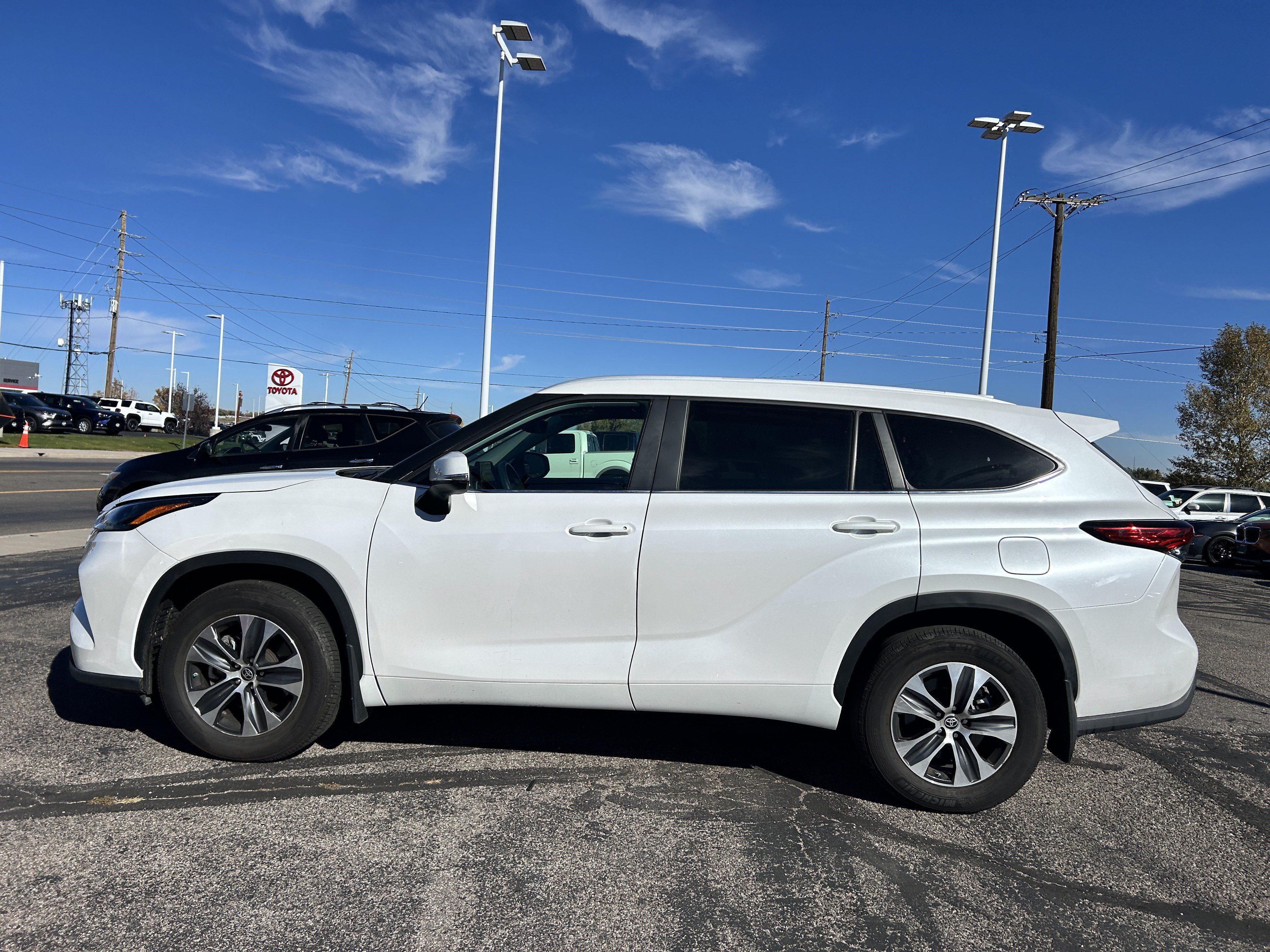Used 2023 Toyota Highlander XLE AWD/4WD image 3