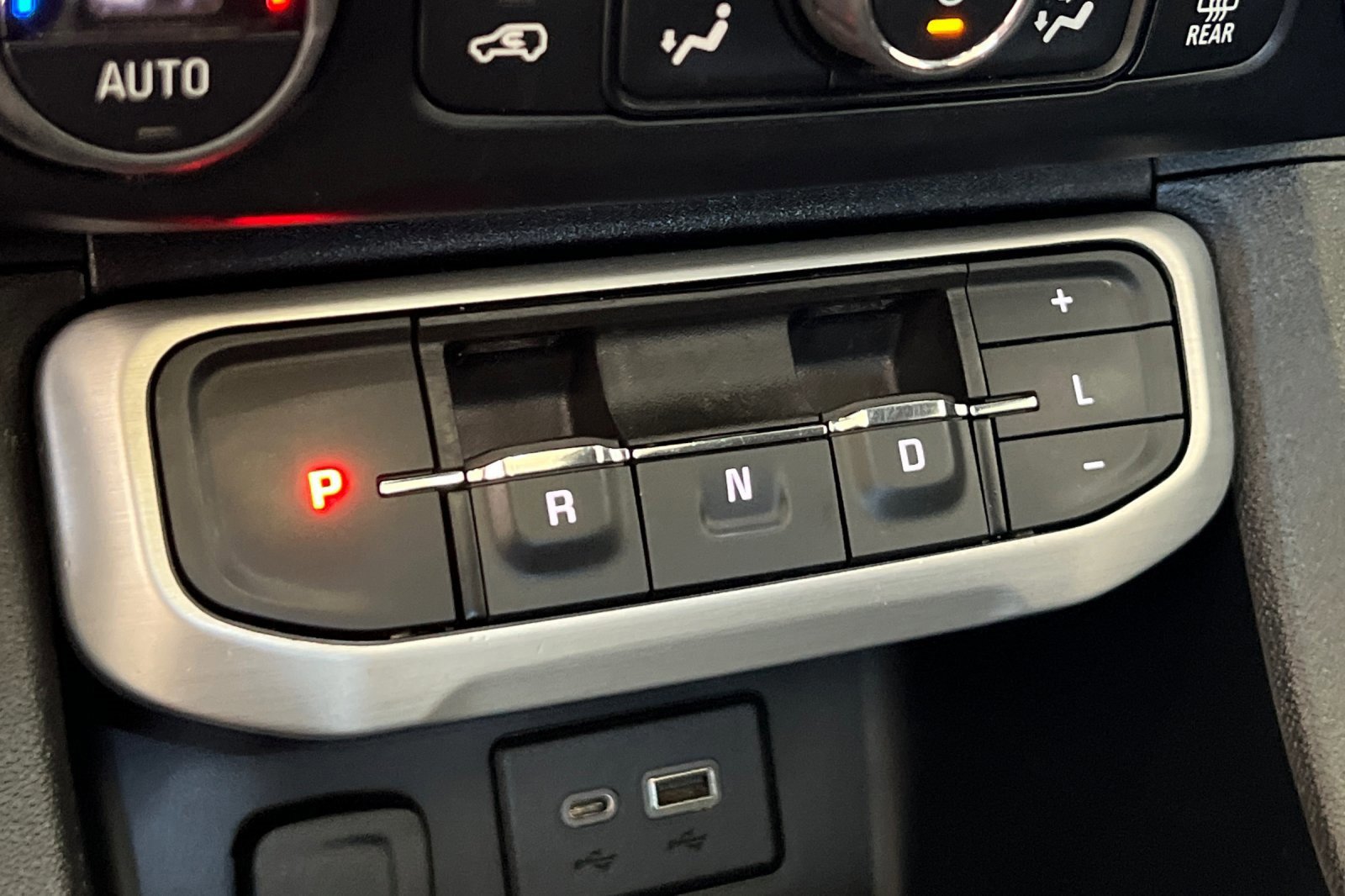 Used 2023 GMC Acadia SLE w/ Driver Convenience Package image 24