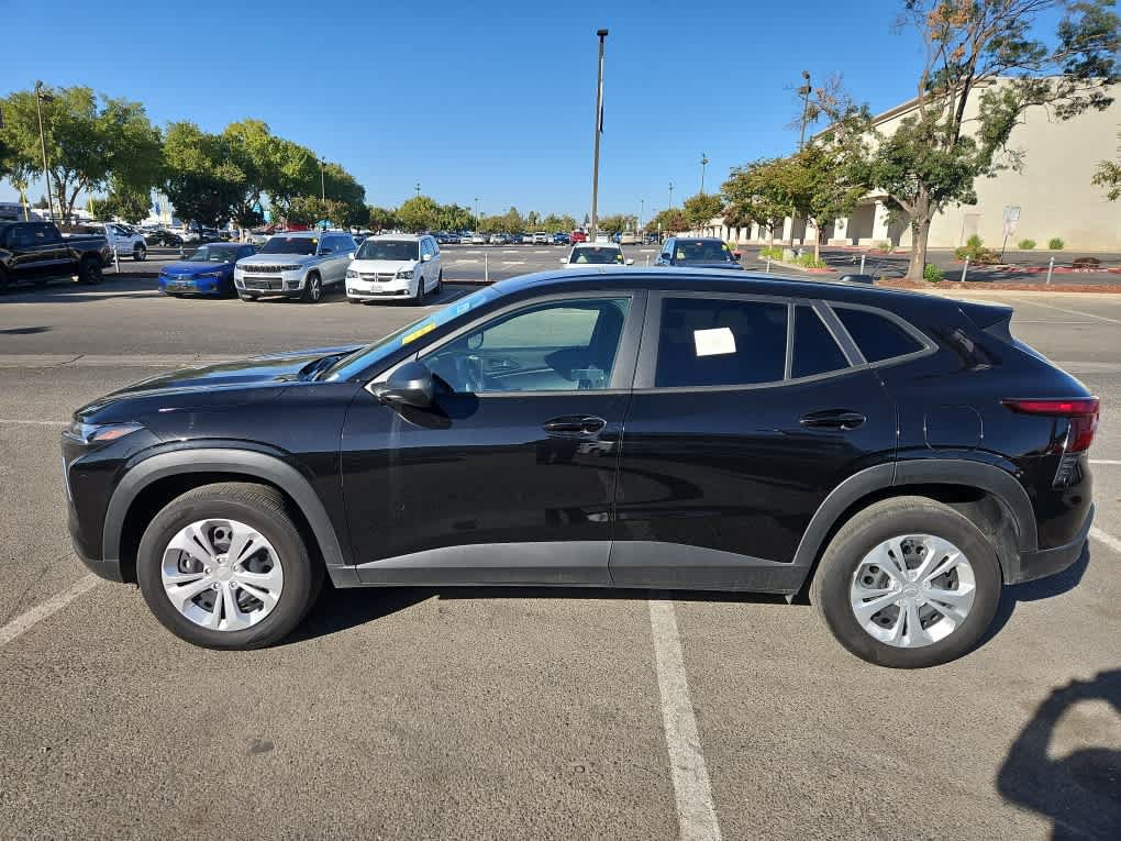 Used 2026 Chevrolet Trax LS FWD image 4