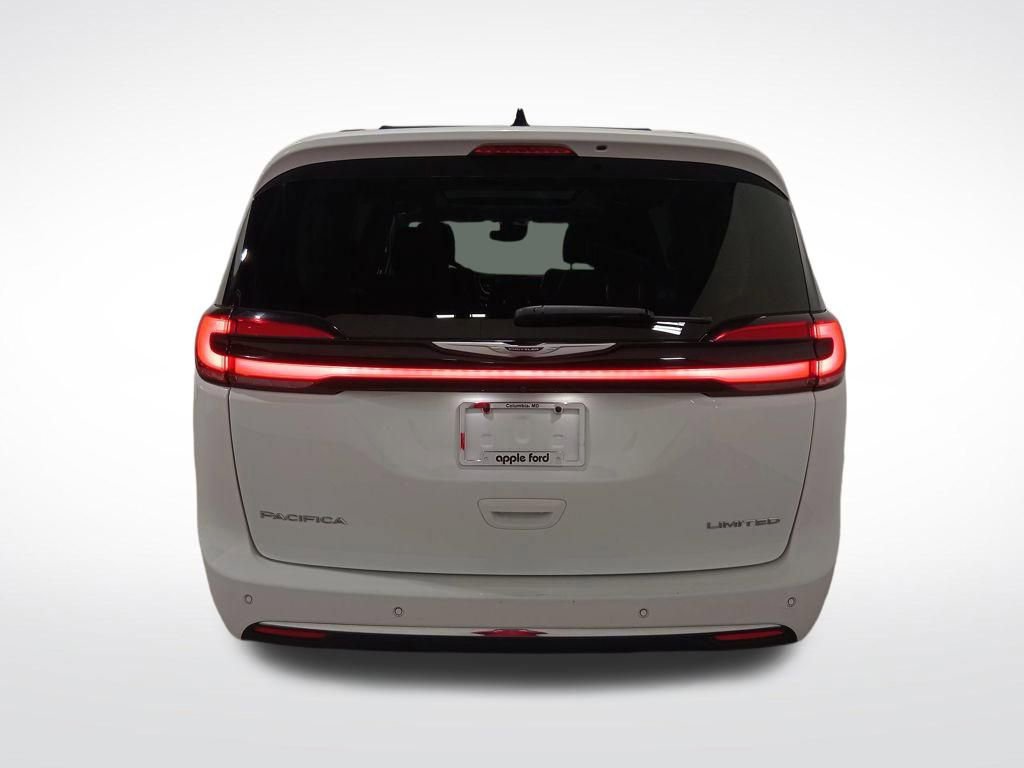 Used 2023 Chrysler Pacifica Limited image 3