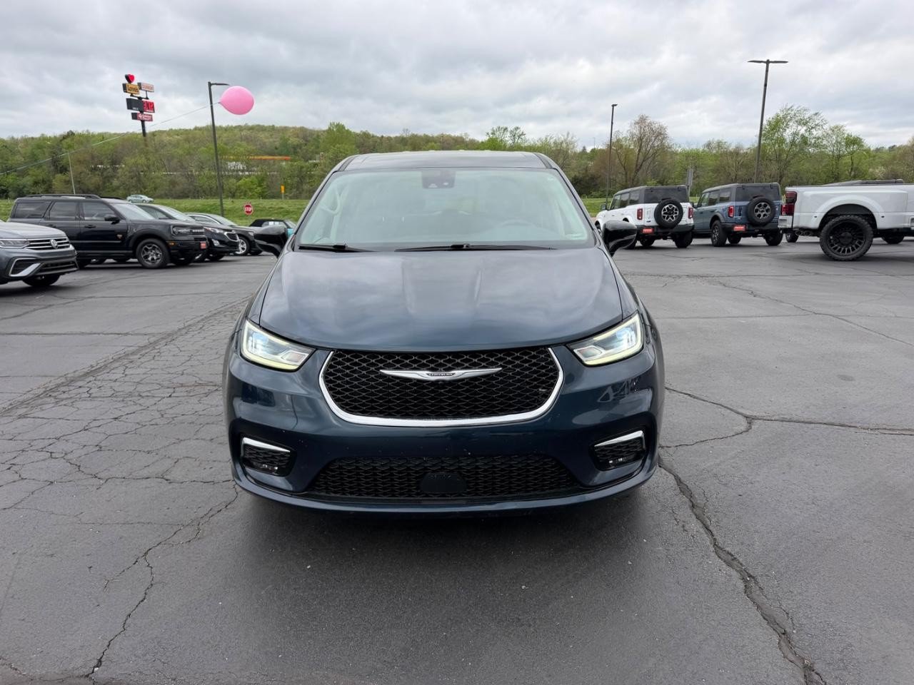 Used 2024 Chrysler Pacifica Touring-L FWD image 9