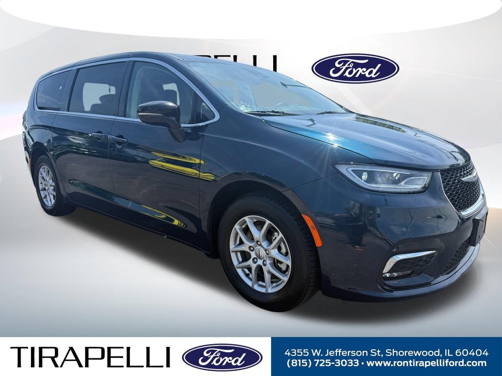 Used 2024 Chrysler Pacifica Touring-L FWD image 5