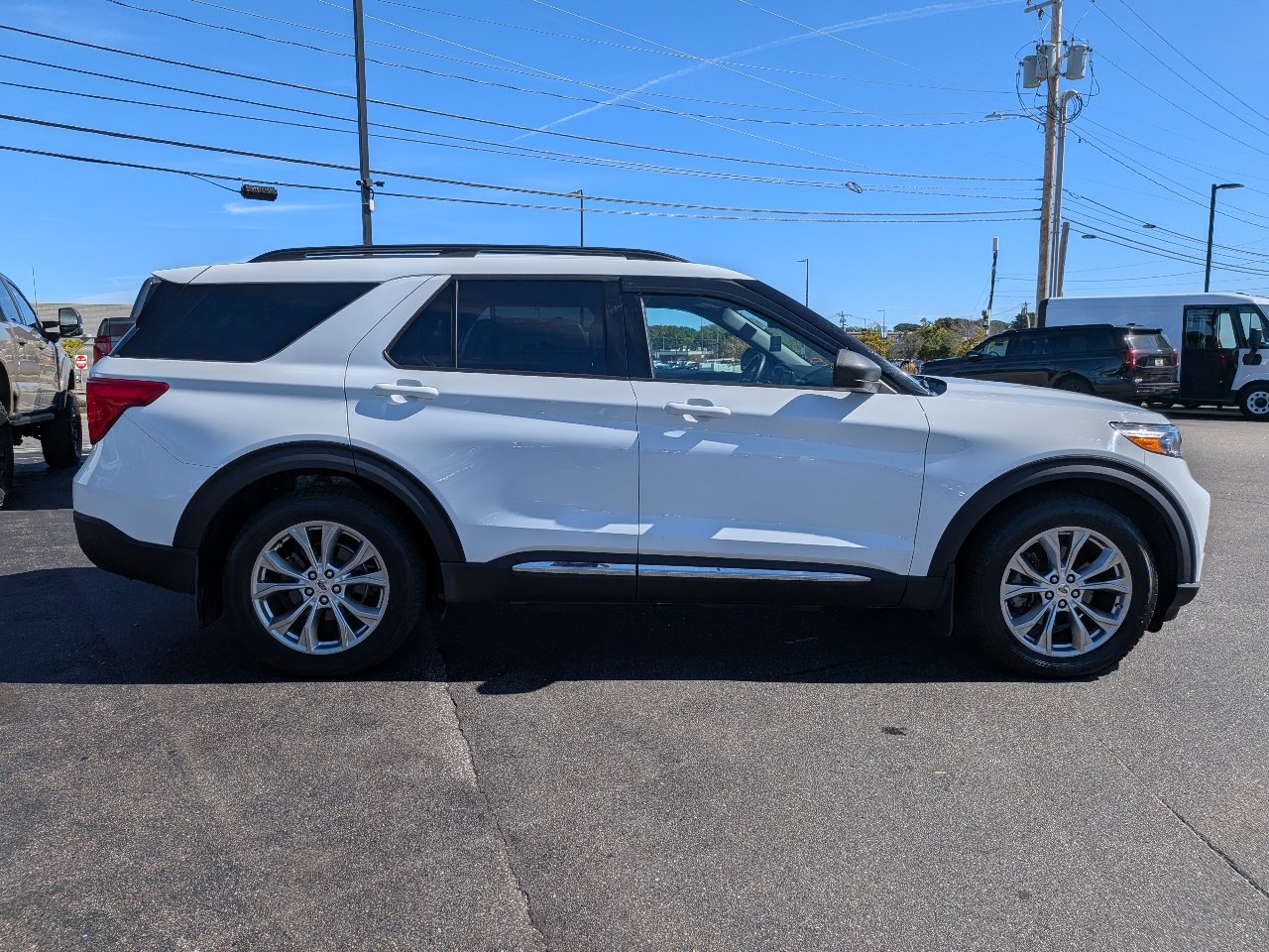 Certified 2020 Ford Explorer XLT w/ Equipment Group 202A AWD/4WD image 3