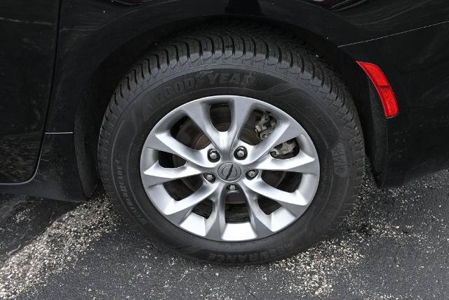 Used 2024 Chrysler Pacifica Touring-L AWD/4WD image 15