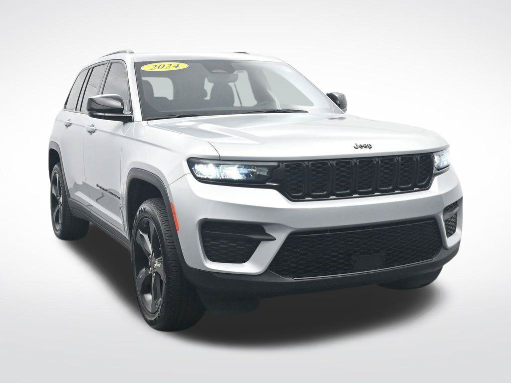 Used 2024 Jeep Grand Cherokee Altitude RWD image 3