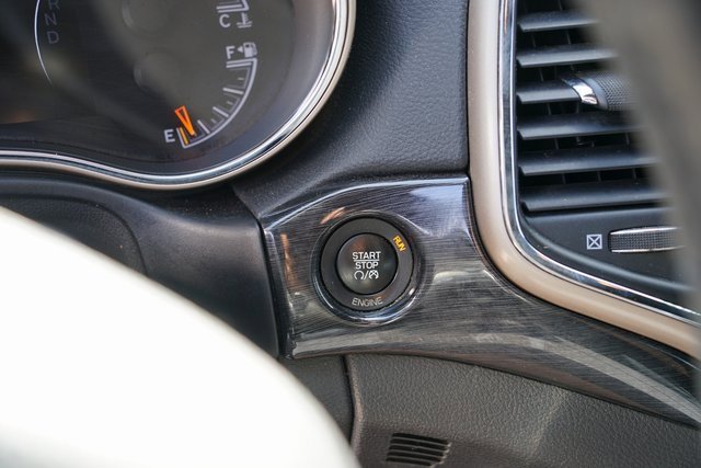 Used 2016 Jeep Grand Cherokee Laredo 75th Anniversary image 17