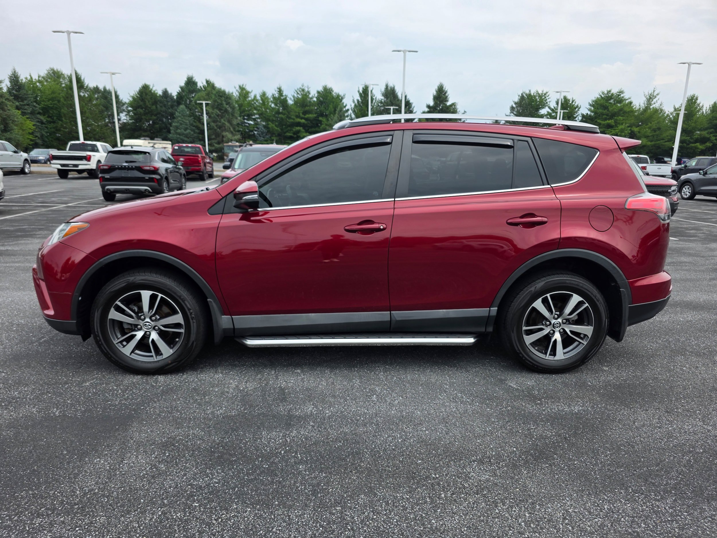 Used 2018 Toyota RAV4 XLE AWD/4WD image 2