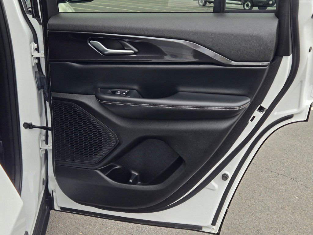 Used 2023 Jeep Grand Cherokee Altitude image 10