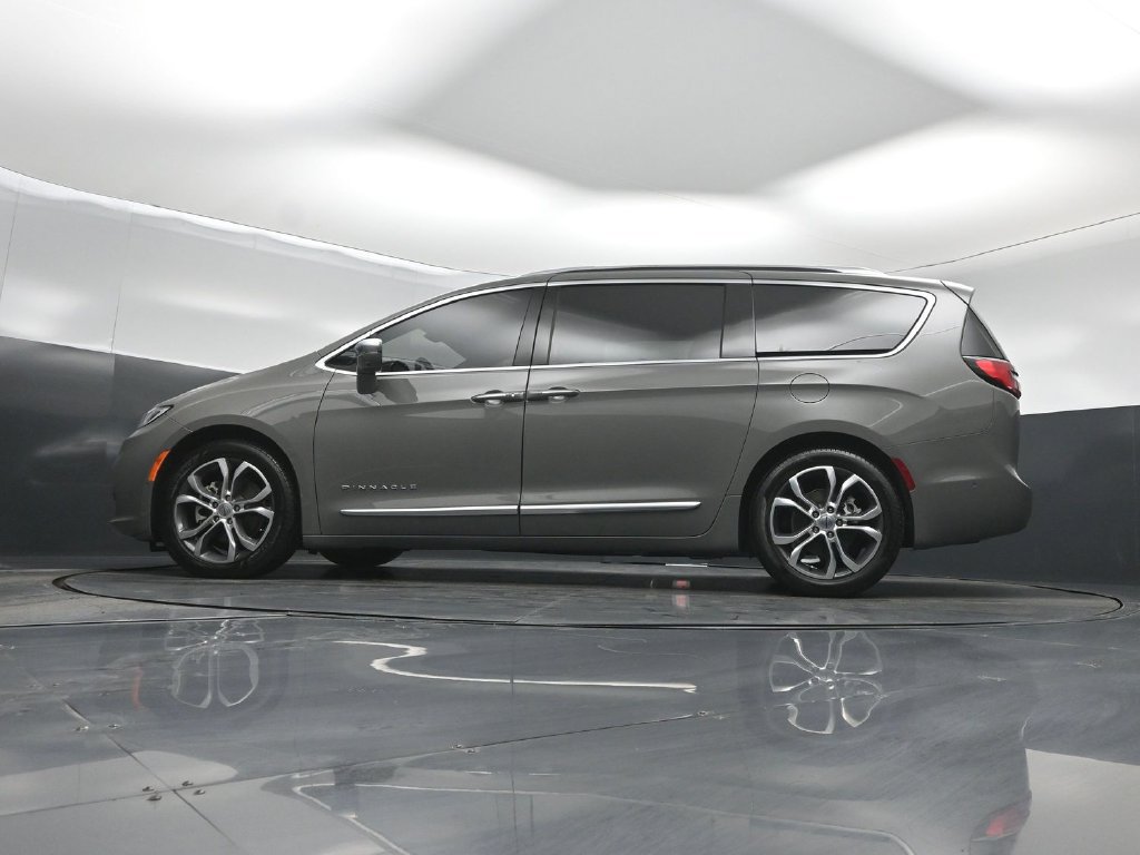 Used 2024 Chrysler Pacifica Pinnacle FWD image 7