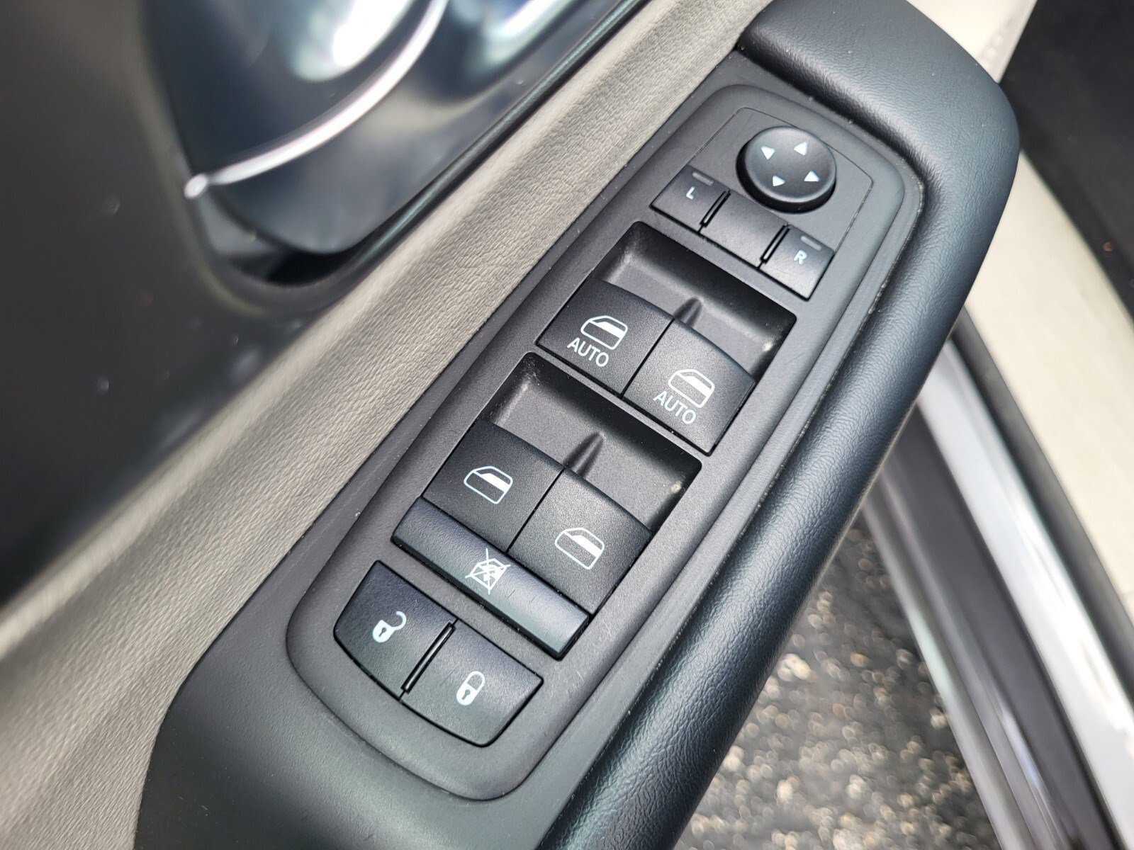 Used 2023 Chrysler Pacifica Touring-L FWD image 18