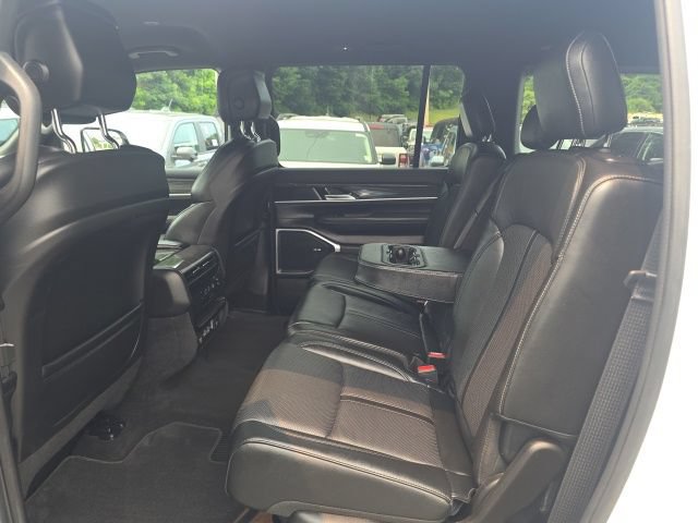 Used 2022 Jeep Wagoneer Series II AWD/4WD image 12