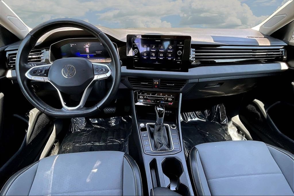 Used 2025 Volkswagen Jetta SE FWD image 9