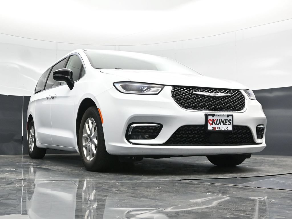 Used 2024 Chrysler Pacifica Touring-L FWD image 56