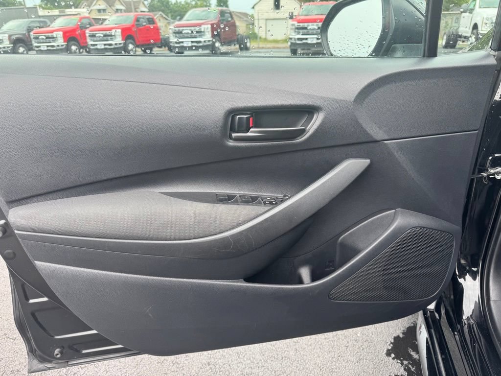 Used 2025 Toyota Corolla LE FWD image 2