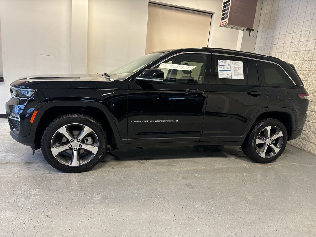 Used 2023 Jeep Grand Cherokee Limited w/ Trailer Tow Prep Group (B) image 11