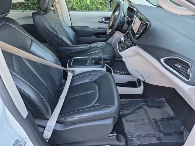 Used 2023 Chrysler Pacifica Touring-L FWD image 28