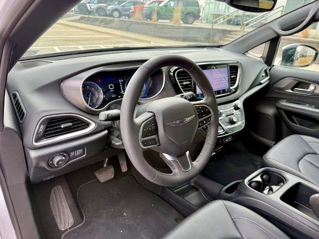 Used 2025 Chrysler Pacifica Select image 9