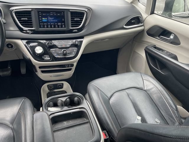 Used 2020 Chrysler Pacifica Touring-L FWD image 16
