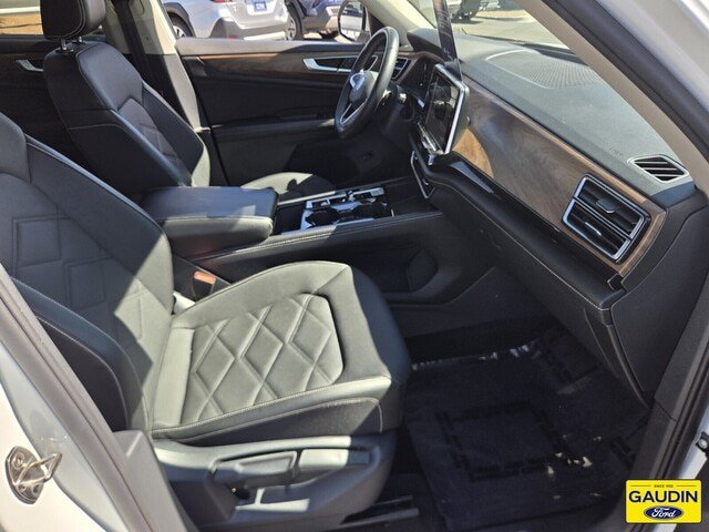 Used 2024 Volkswagen Atlas SE w/ Panoramic Sunroof Package FWD image 17