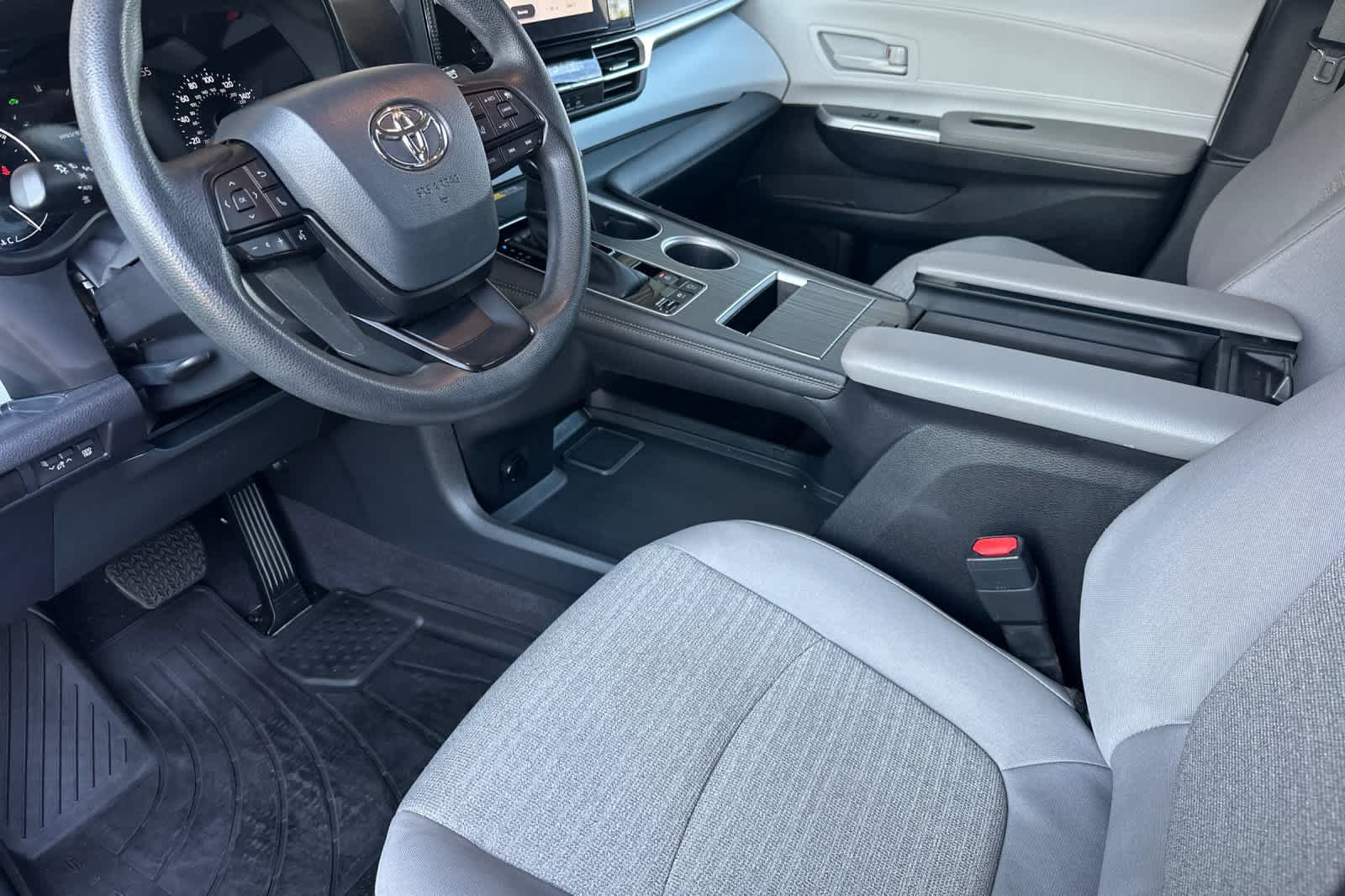 Used 2025 Toyota Sienna LE w/ LE Plus Package AWD/4WD image 11