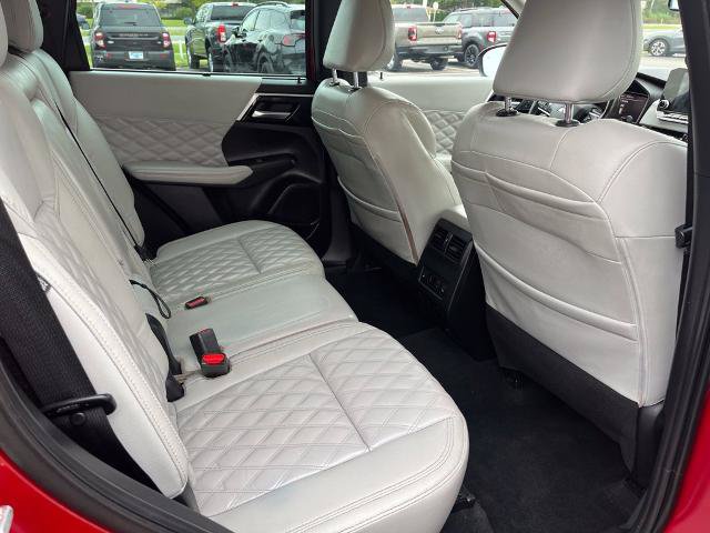 Used 2023 Mitsubishi Outlander AWD image 16