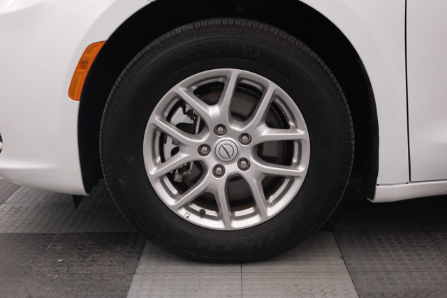 Used 2025 Chrysler Pacifica Select FWD image 17