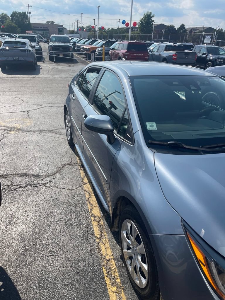 Used 2022 Toyota Corolla LE FWD image 2