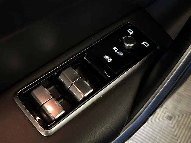 Used 2023 Jaguar F-PACE SVR image 14