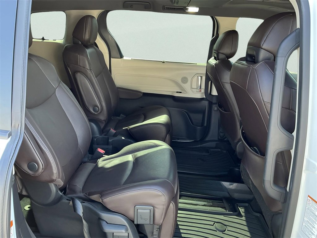 Used 2021 Toyota Sienna Platinum image 18