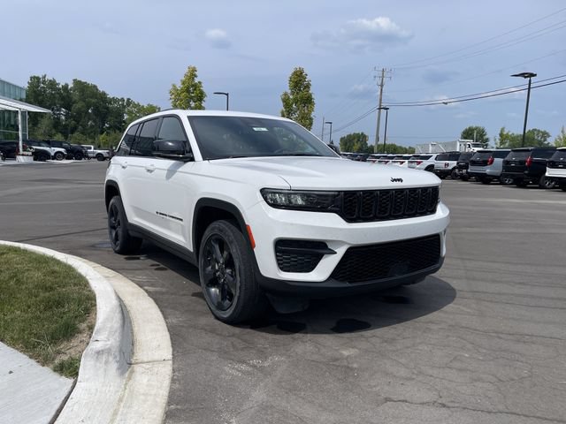Used 2023 Jeep Grand Cherokee Altitude AWD/4WD image 7