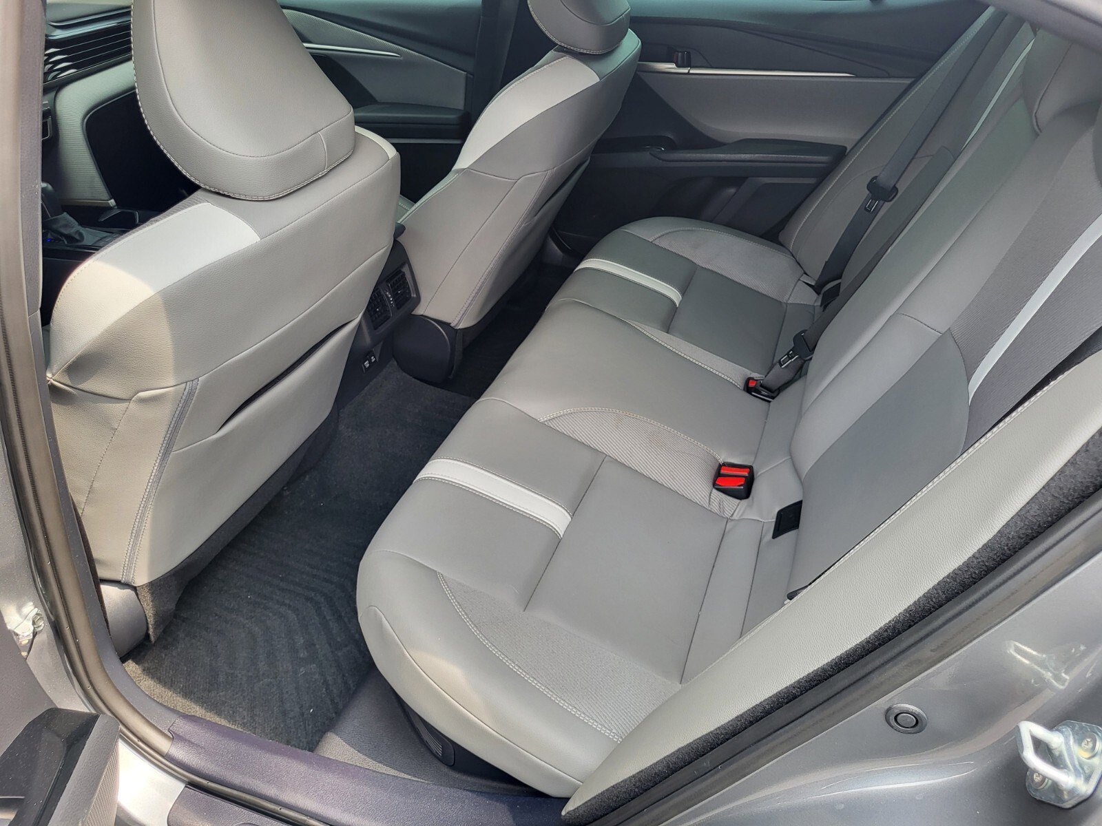 Used 2025 Toyota Camry SE w/ Convenience Package FWD image 17