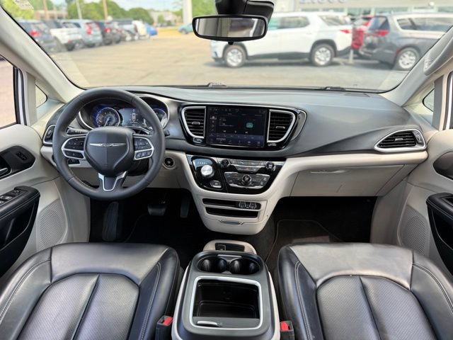 Used 2023 Chrysler Pacifica Touring-L FWD video 2