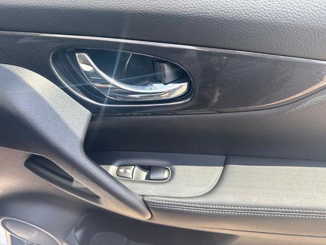 Used 2017 Nissan Rogue SV FWD image 30