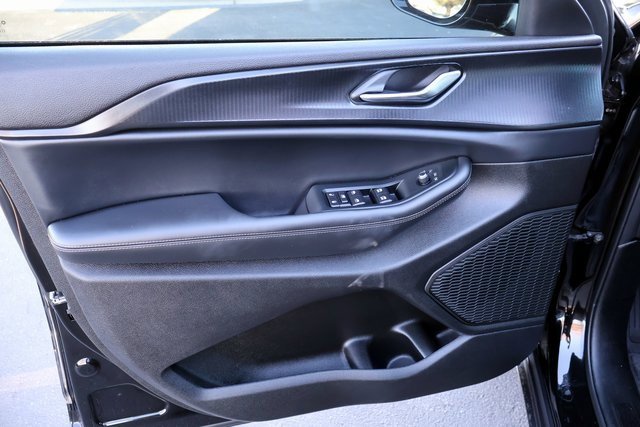 Used 2025 Jeep Grand Cherokee L Laredo image 29