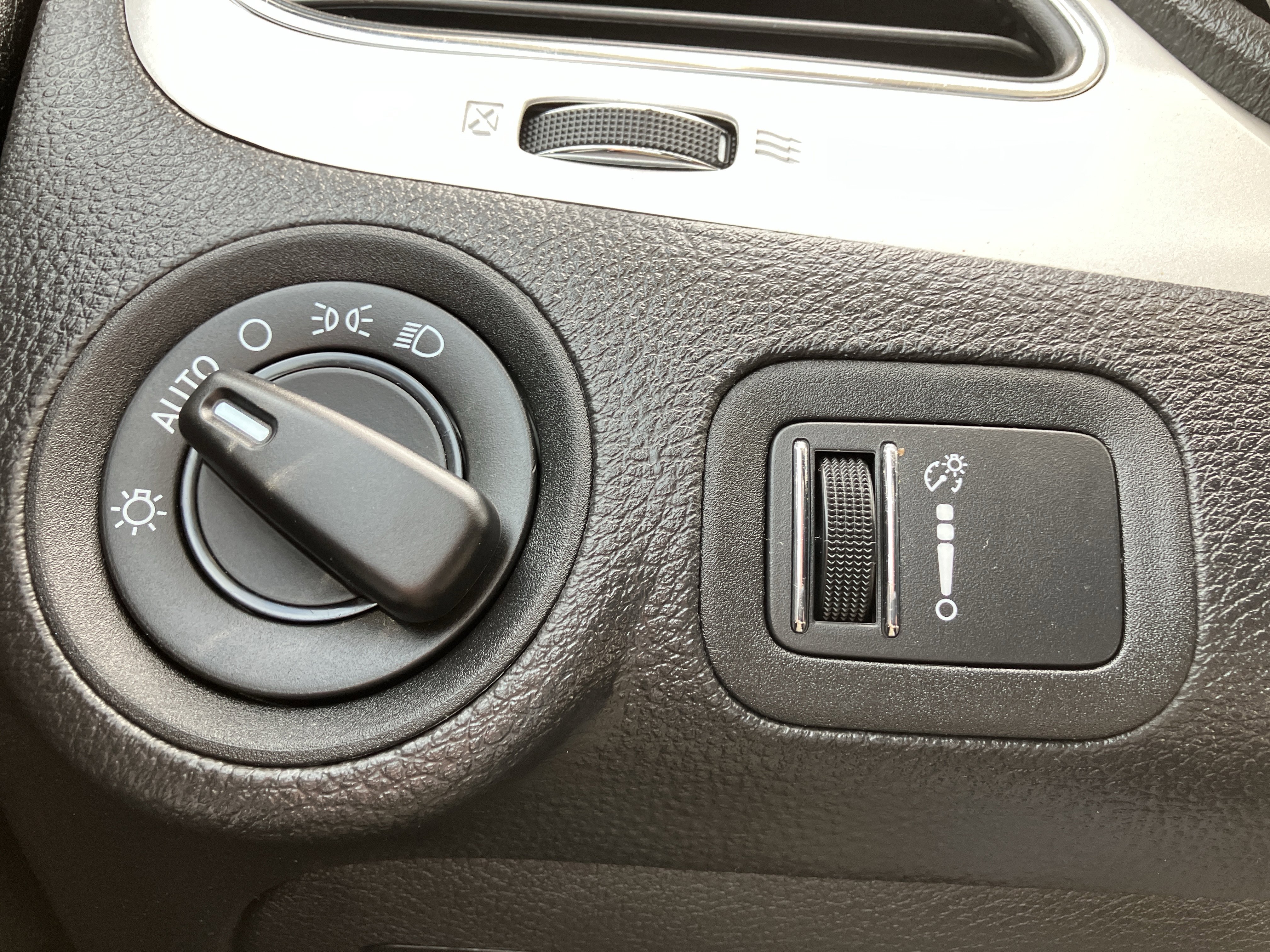 Used 2020 Dodge Journey SE image 34