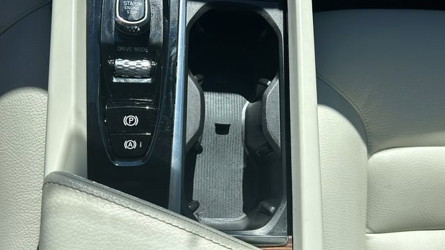 Used 2021 Volvo XC60 T5 Momentum w/ Advanced Package image 23