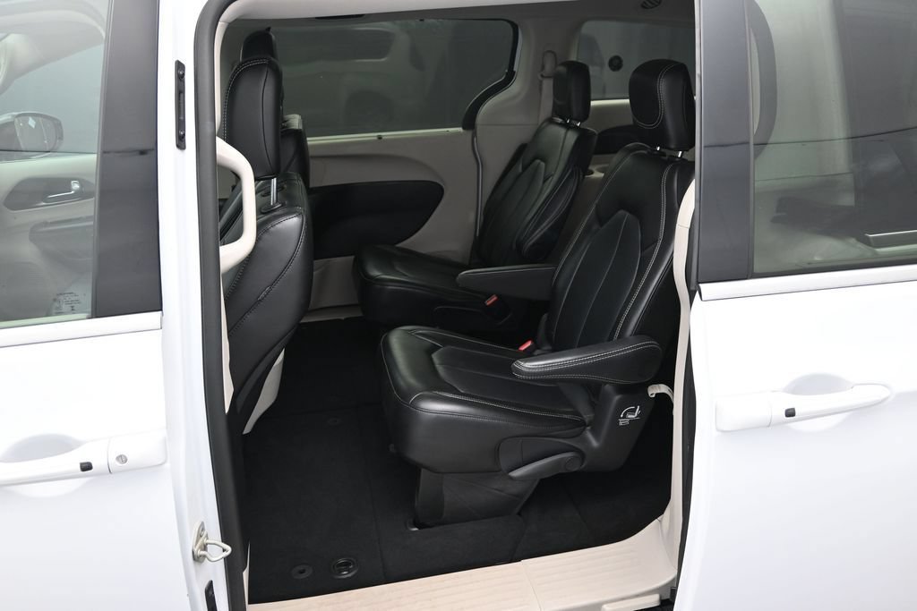 Used 2024 Chrysler Pacifica Touring-L FWD image 13