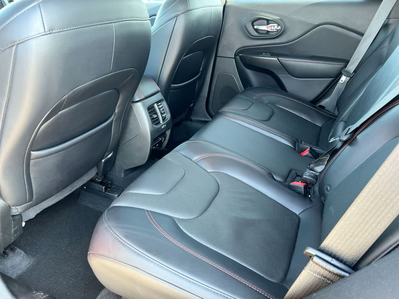 Used 2019 Jeep Cherokee Trailhawk AWD/4WD image 18