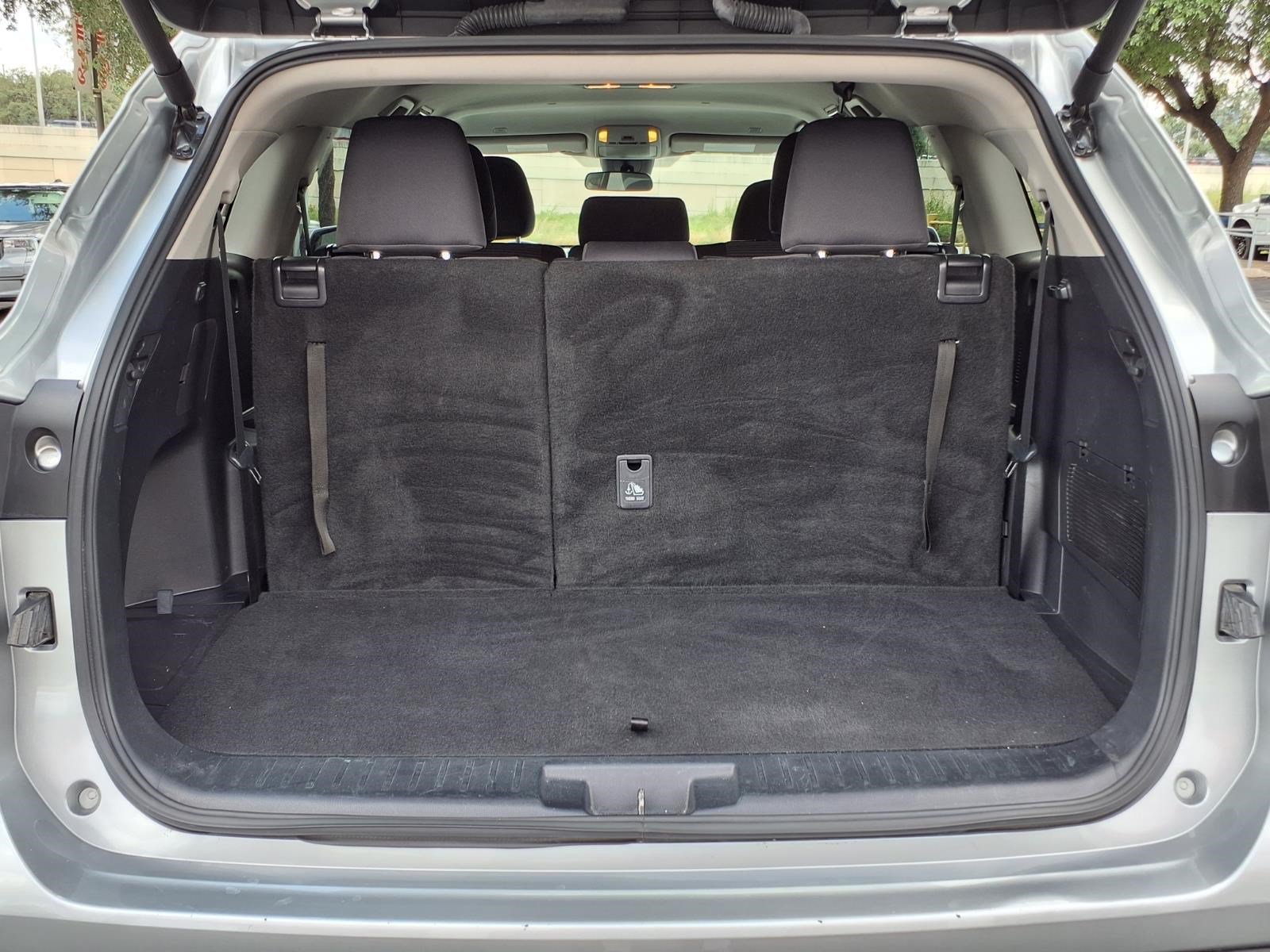 Used 2025 Toyota Highlander LE FWD image 12
