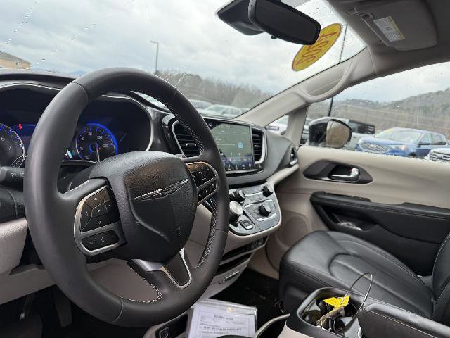 Used 2024 Chrysler Pacifica Touring-L image 4