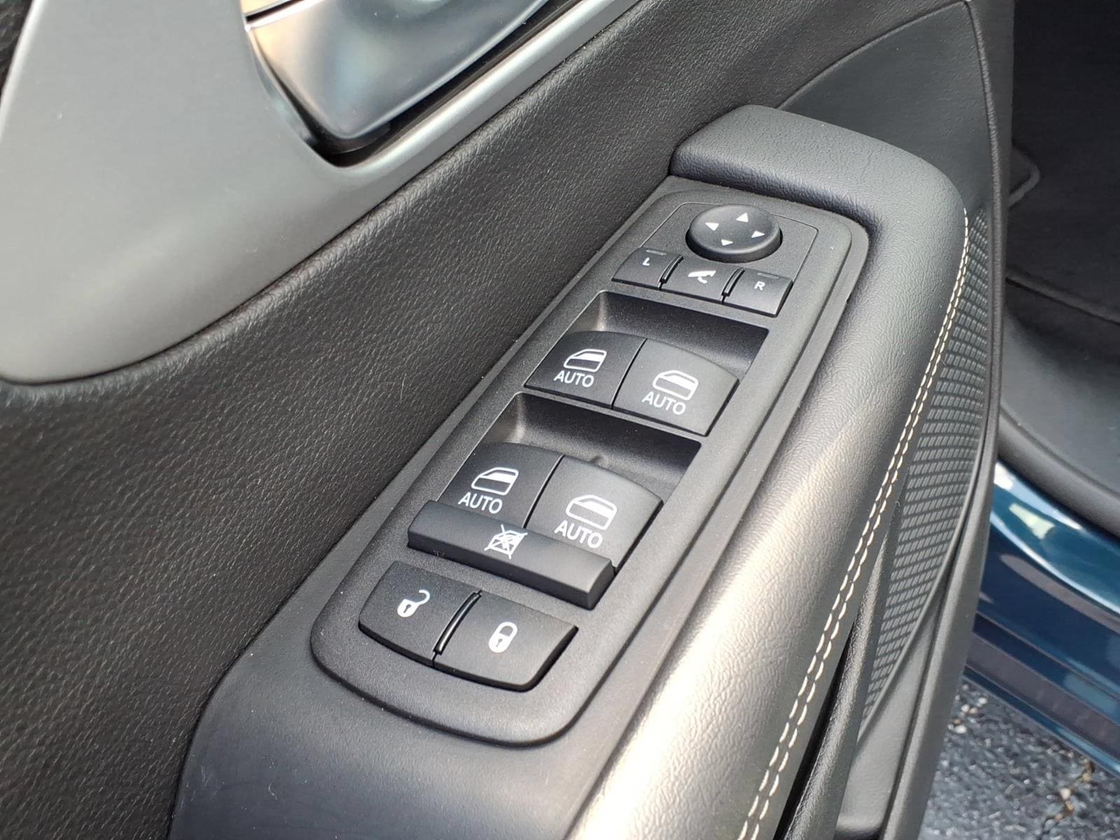 Used 2025 Chrysler Pacifica Limited FWD image 18