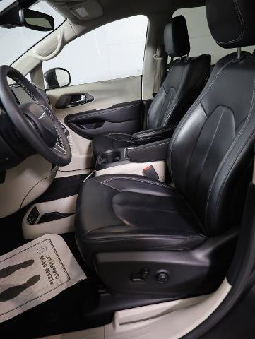 Used 2022 Chrysler Pacifica Touring-L w/ Uconnect Theater Family Group AWD/4WD image 8