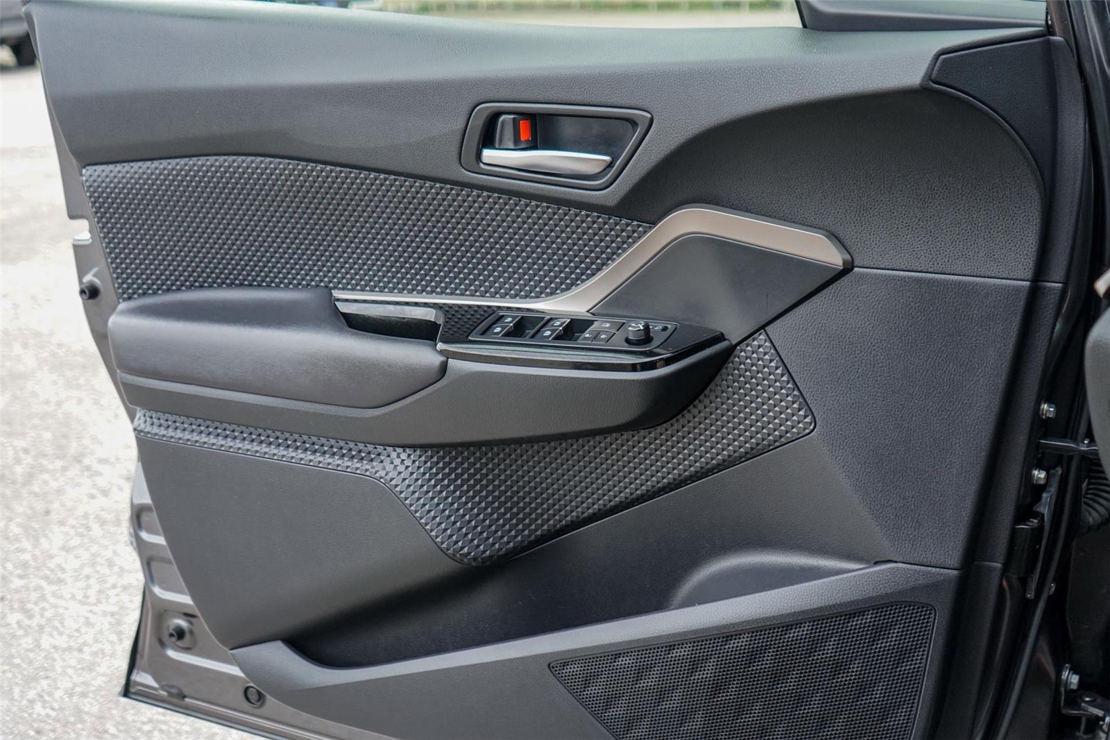 Used 2019 Toyota C-HR XLE FWD image 19