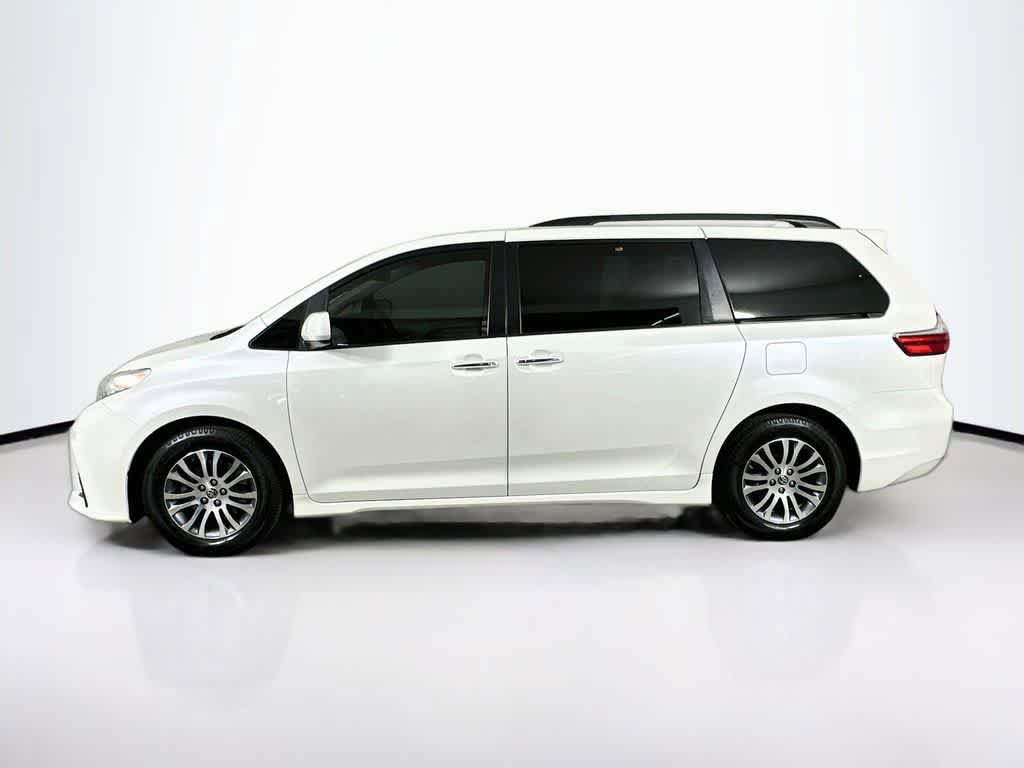Used 2020 Toyota Sienna XLE w/ XLE Navigation Package FWD image 3