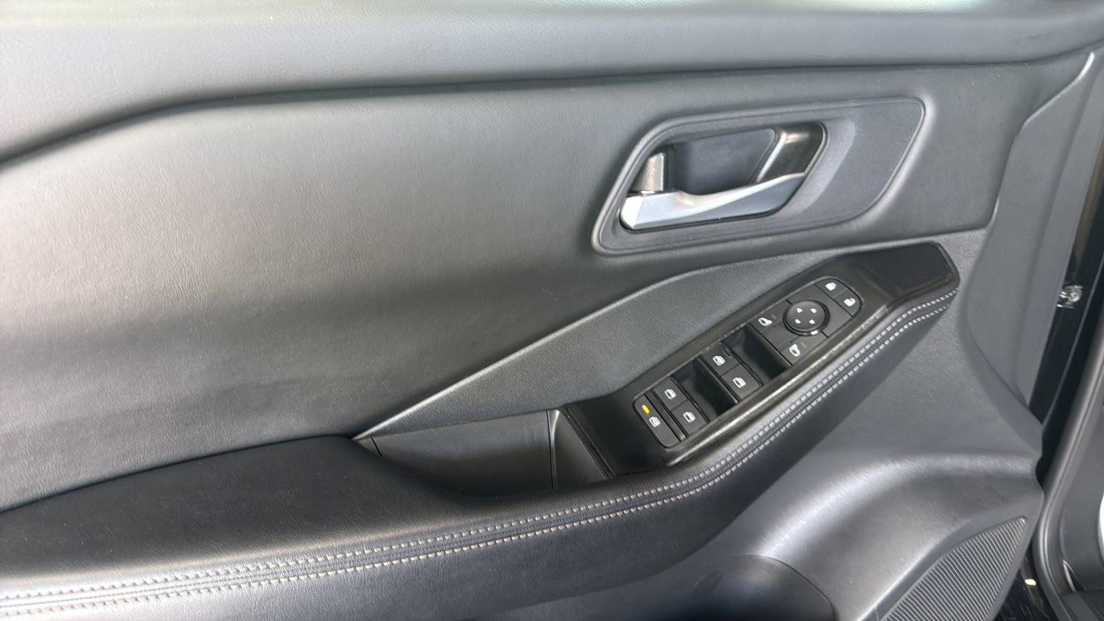 Used 2025 Nissan Rogue SV FWD image 12