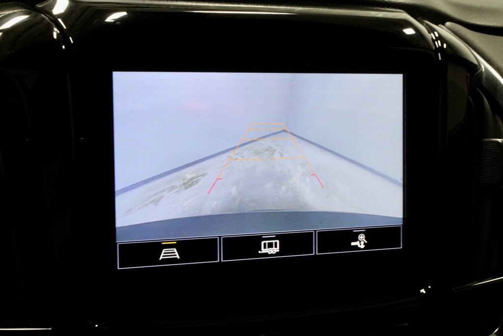 Used 2023 Chevrolet Traverse LT FWD image 2
