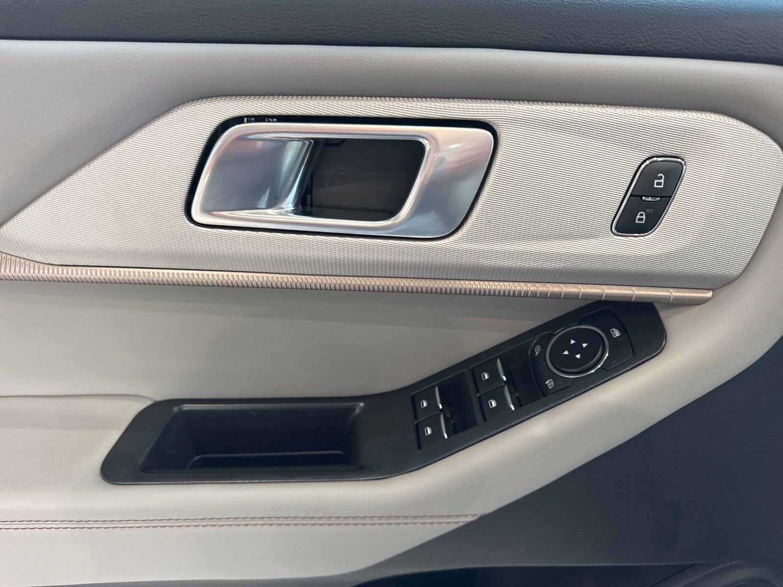 Certified 2025 Ford Explorer Active w/ Active Comfort Package image 27